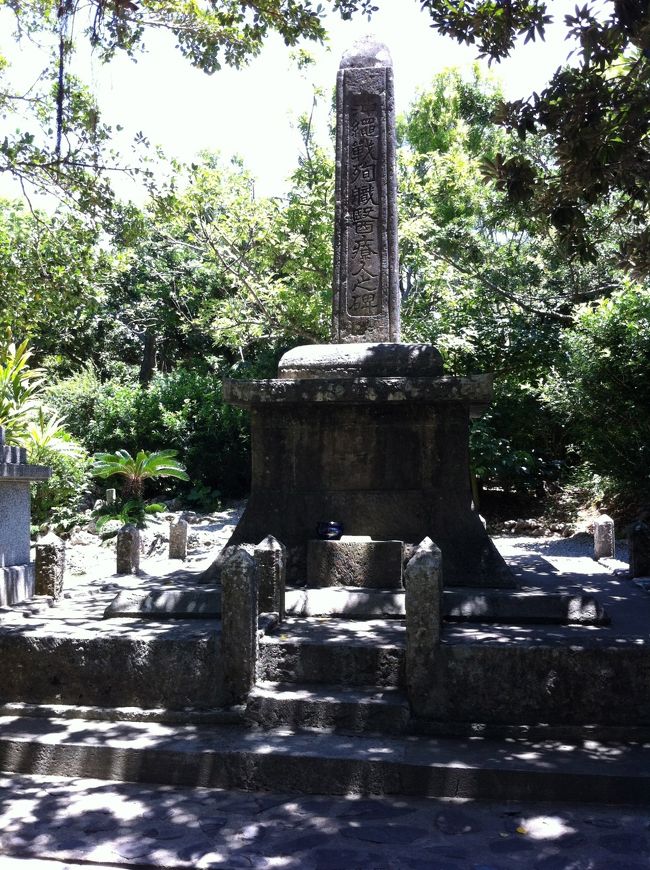 旦那さんが高校時代にもっとゆっくり見たかった・・・と後悔したらしいので<br />ひめゆりの塔へ。館内の資料館で子どもがわめきだしたので１時間で退散。<br />