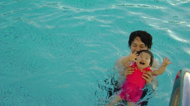 起きたので室内プールで遊ばせました。