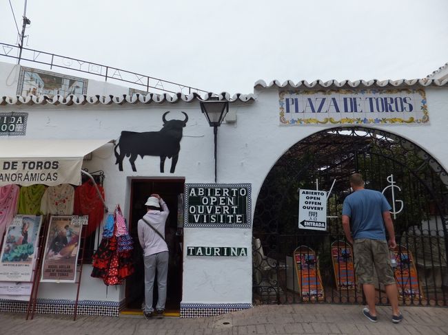 闘牛場<br />外観だけ