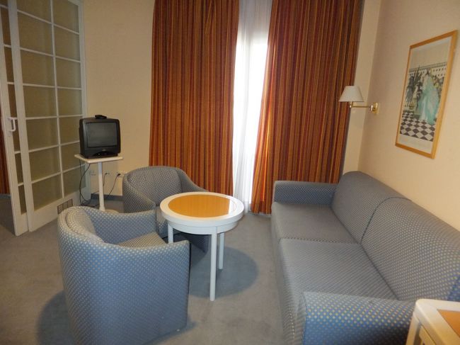 部屋が大きい分、テレビがもっと小さく感じます。<br />