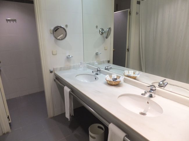 洗面台は２つあると便利です。