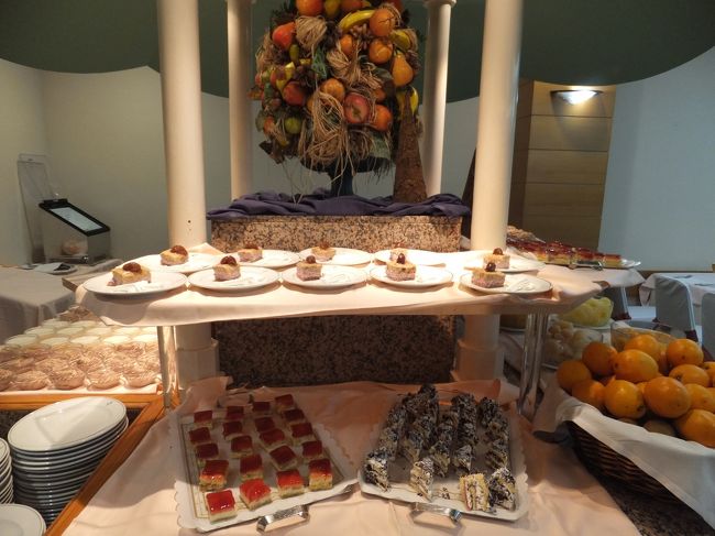 ２０時　レストランで夕食<br />デザートも小さめにカットされていました。