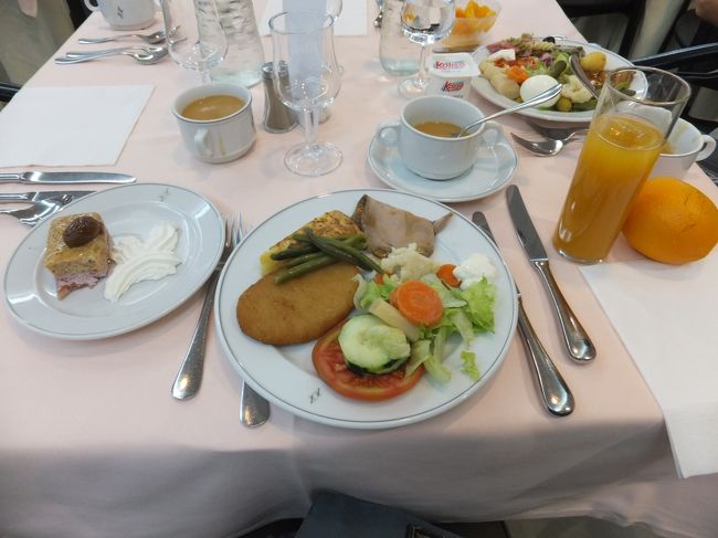 キッシュが美味しかったです。<br />楕円のはポテトコロッケではなく、魚のすり身のような感じでした。