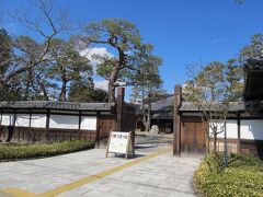 竹の丸

竹の丸は元掛川城の家老の屋敷地があったところです。
現在の建物は江戸時代より続く葛布問屋「松屋」を営んでいた松本家が、明治36年に本宅として建築した建物です。