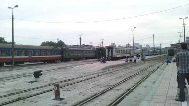 ハノイ駅に戻ってまいりました〜。<br />ガイドさんのお友達の後姿が写ってます。<br />この方は、ラオカイでお米を買っていました。<br />安くて美味しいのかな？<br />