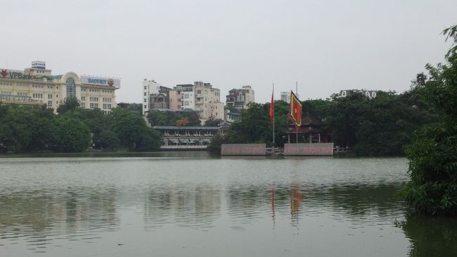 ハノイの街を散策です。<br />ホアンキエム湖。