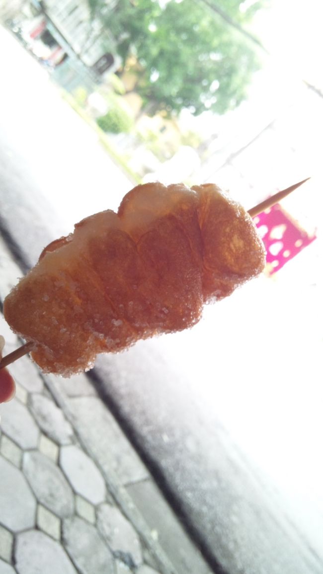 天秤を担いでいるおばさんが売っていて、お腹が空いたので食べました。<br />朝早かったからお店もやってないしってことで、道端に座って食べてしまいました！<br />ベトナム人に見られたけど、気にしないで食べます。<br />