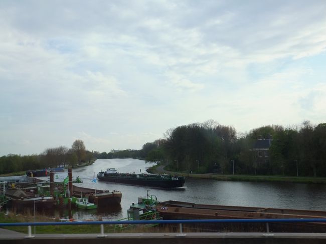 運河？川？<br />結構大きな船も通ってます。