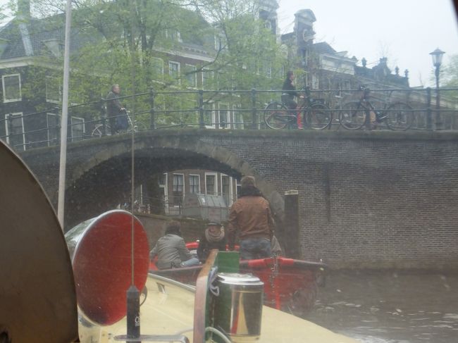 ワクワク♪<br />船内は英語でのアナウンスが流れていたと…<br />前から小舟がやって来るのでちょっと待ちます(^^)v