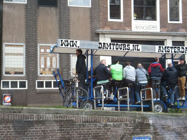 「移動バー」<br /><br />自転車のようにペダルをこいで移動しながら、ビールなどのアルコールを飲んでいます\(◎o◎)／！<br />凄くハイテンションのお兄さん方でした(^_-)-☆<br />しばらく船と並走してました(*^^)v