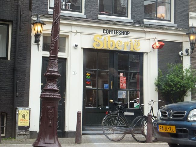 「COFFEESHOP」<br /><br />ここは日本のカフェではなくて、麻薬などを扱っているお店です(＠_＠;)<br />ついついコーヒーショップ（ちょっとお茶しよ！）と思って入ってしまいそうですよね(^_^;)<br />オランダは違うので要注意です(*^^)v