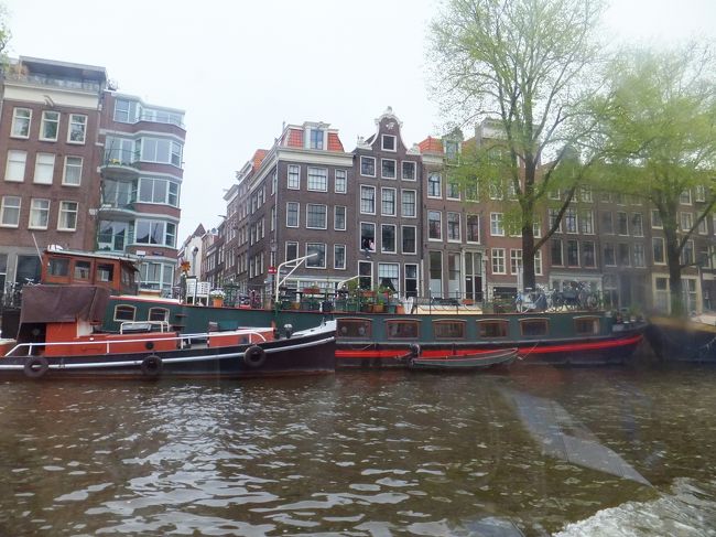 船の上に自転車や植木・椅子とかがあります。