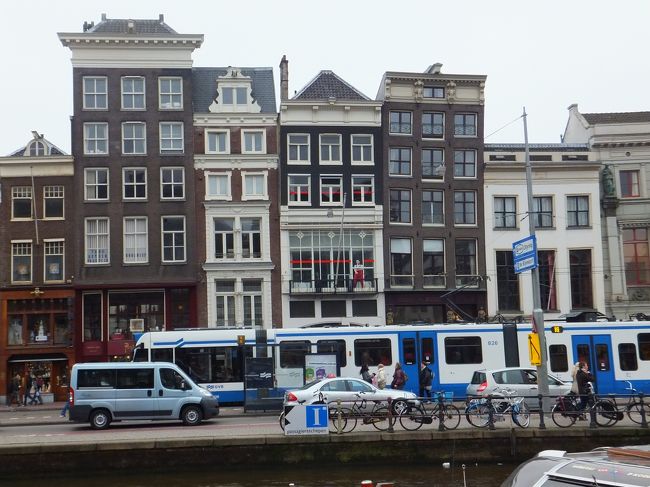 分かりにくいですが建物歪んでます　\(◎o◎)／！