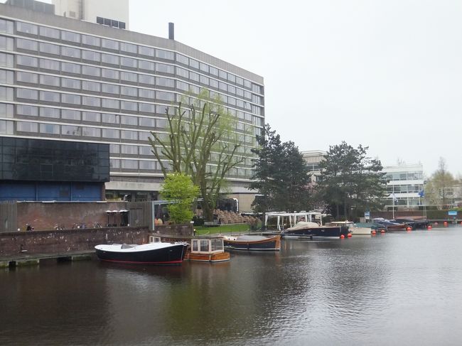 「アムステルダム　ヒルトン　ホテル」<br /><br />私の部屋からは駐車場しか見えませんでした。　<br />なので、ちょっと裏から　パチリ♪