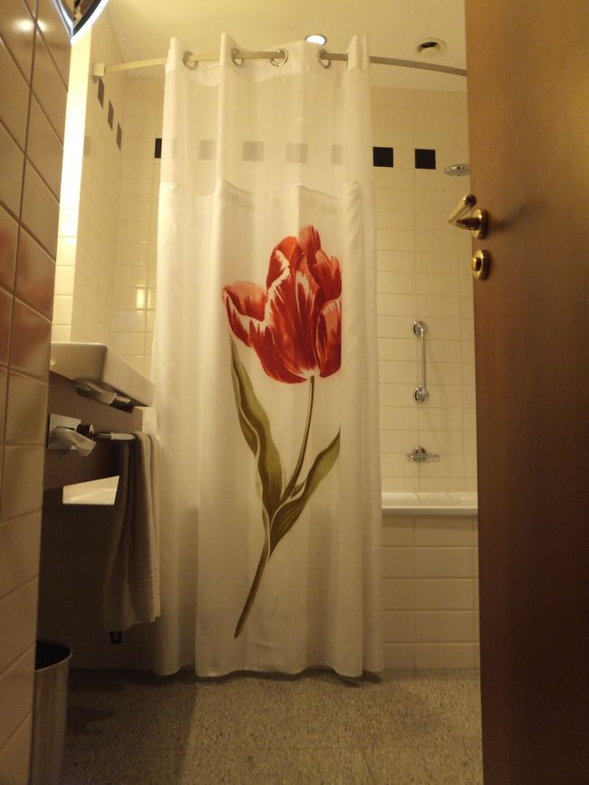 オランダらしくシャワーカーテンまでチューリップでした\(^o^)／<br /><br />1年前の旅行なので記憶違いのことも有ると思います。また、食事・飲み物・絵画など自分の感じたことを書いたりしてるので、ご容赦ください。m(__)m<br /><br />私は、思っていたよりオランダ良かったです。また違う季節にも行ってみたいと思いました。(^^)v<br /><br />最後までご覧いただきありがとうございました。