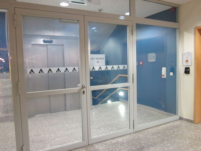 ロビーから先はカードキーがないと入ることができないようです。