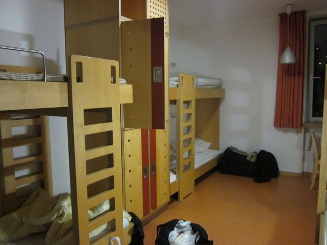 部屋は2段ベッドが3つある6人部屋です。宿泊料19.4ユーロ(約2,230円)。Booking.comで予約しました。<br />