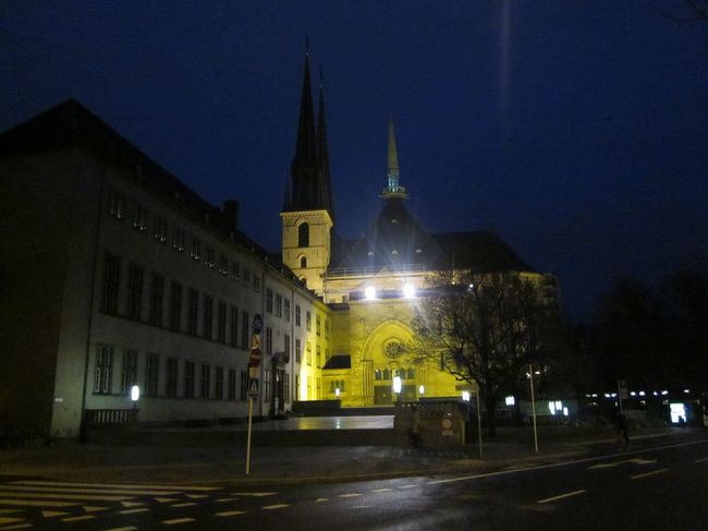 まだ暗い7時前にチェックアウトし、ルクセンブルグの旧市街を散策します。