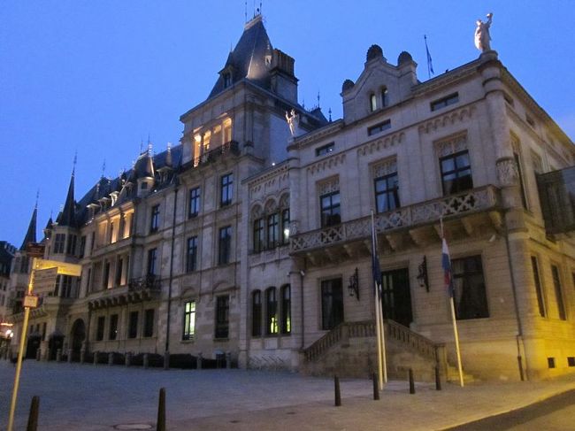 こちらは大公宮です。元は市庁舎という質素な建物です。少しずつ明るくなってきました。