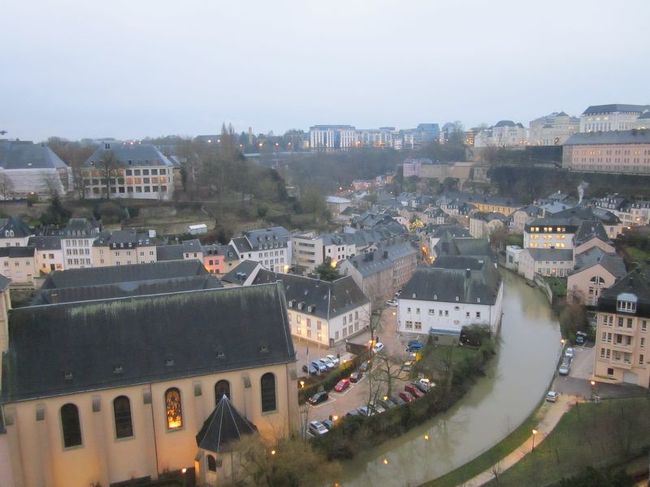 旧市街は高台にあるのですが、城砦の低地に街が広がっています。<br /><br />