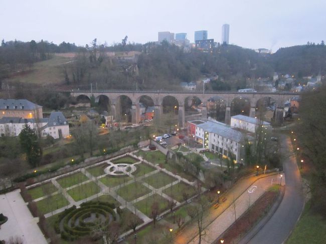 城砦に沿って歩くと、ルクセンブルグの独特な地形がよくわかります。<br /><br />