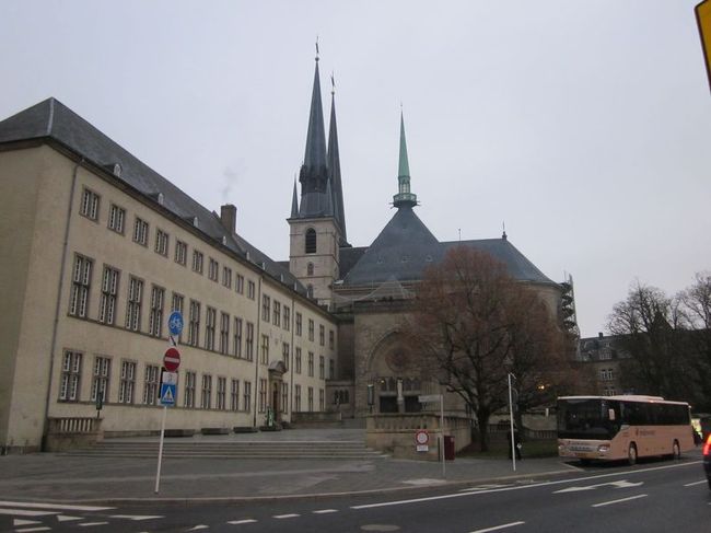 こちらはノートルダム寺院です。17世紀に建立されました。