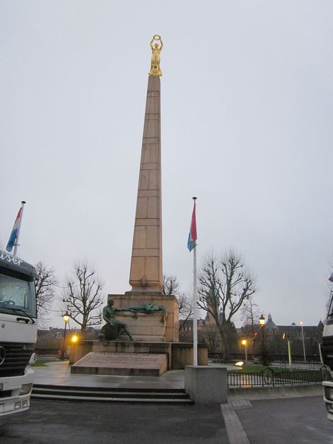 再度、憲法広場の慰霊碑です。