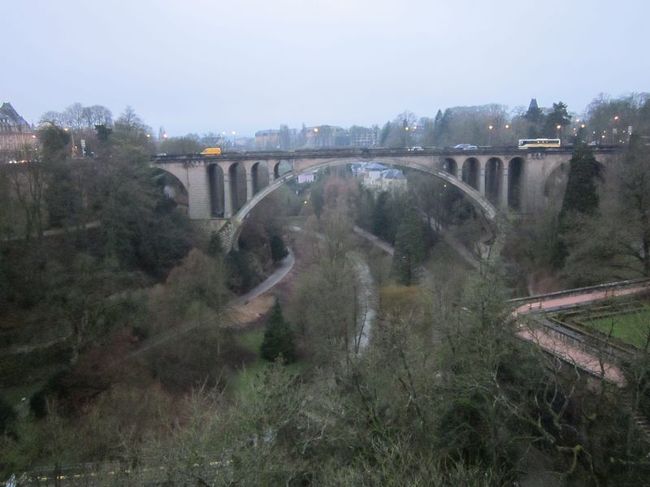 旧市街と新市街を結ぶ橋です。