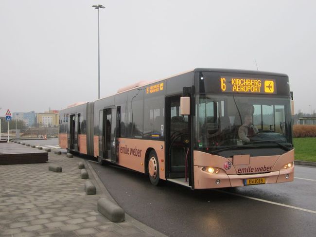 路線バスに乗車します。