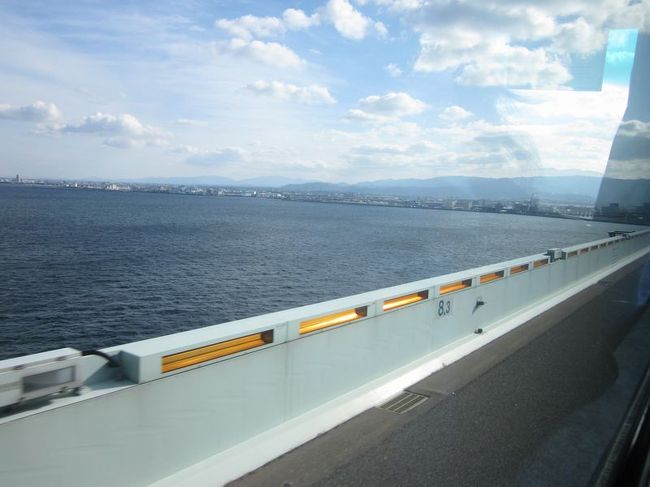 空港橋を渡り、初体験の阪神高速京都線をバスは走ってゆきます。