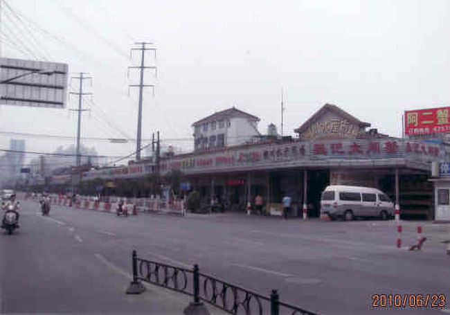 地下鉄を降りると目の前に銅川水産市場が拡がる。道の両側に店が並び奥に市場があり、築地の何倍もの広さを持っている。