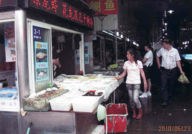 脇の道へ入ると多くの店が並ぶ。<br /><br />