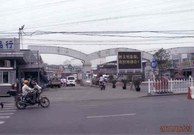 上海の水産市場としては、上海市中心部に程近い銅川路という通りにある上海最大の海鮮・水産品卸売市場「銅川路水産市場」が有名です。銅川路水産市場は、銅川水産市場、滬西水産市場、曹楊水産市場という３つの市場から成り、その取引量はなんと上海市の水産品消費量の70％以上を占めています。中でも「銅川水産市場」は、その規模は市場面積6.3万?、店舗が1000店以上（ホームページより）で、内外の高級海鮮水産品の集散地であるとともに、上海市内最大の蟹卸売市場として有名です。<br />