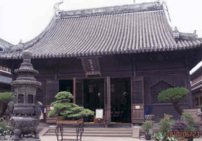 元の名は、真如院、万寿寺で、俗に大寺と呼ばれる。元代（１３２０年）に建てられた。仏教の「常に如く真実なり」から名を取った。現存する大殿の主体構造は、元代の遺物で、全国重点文物保護単位の１つ。<br />