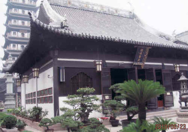 園通宝殿の扁額が掛る。<br />