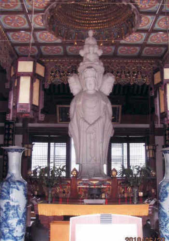 道場内の観音像。<br />