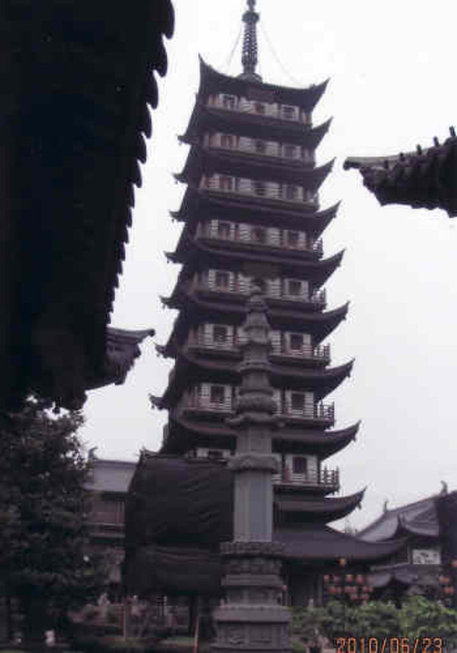 境内の最深部には天を衝くように立派な、十層建ての大きな仏塔が建っています。塔自体は無料で登ることができます。登りたい人は徒歩で登ります。上に行けば行くほど手すりは低く、通路も狭くなっていきますから高所恐症の人にとっては、最上階はかなり恐い場所のようです。それでも周囲に高い建物がないせいか、市街地ながらもなかなかの絶景です。<br />