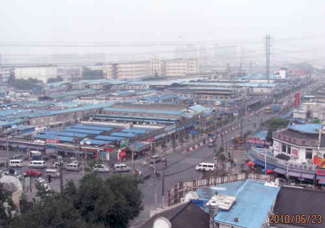 仏塔の上から見ると水産市場の広さが良く解る。<br />