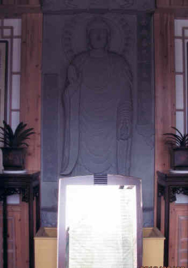 仏塔下部の仏像。<br />