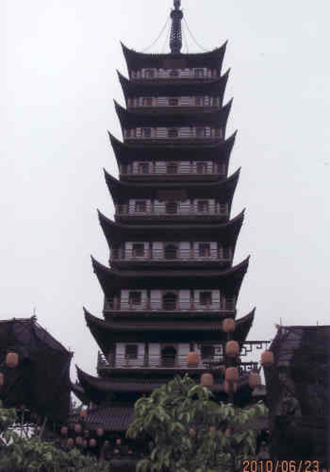 仏塔下部の仏像。<br />