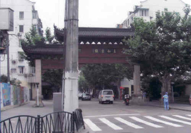 老街の入口に建つ牌楼。<br />