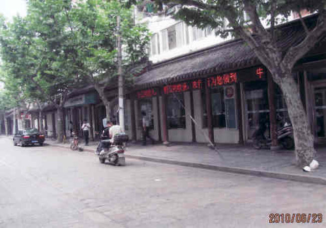 老街の商店街、建物のデザインは明清時代で統一している。<br />