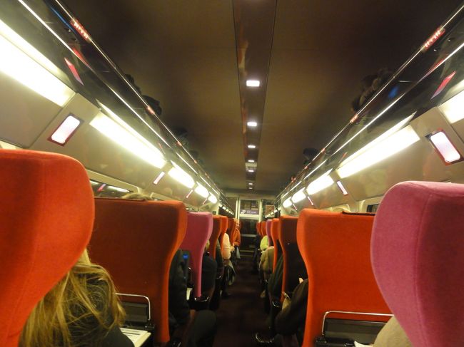 「車掌」　が　「チケット」　をチェックしに来ます。<br /><br /><br />「日本語」　で　「よい旅を」　と言ってくれました。