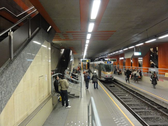 「パリ」　と違う　「雰囲気」　を実感。<br /><br /><br />まずは観光の中心　「グラン・プラス」　方面に向かいます。