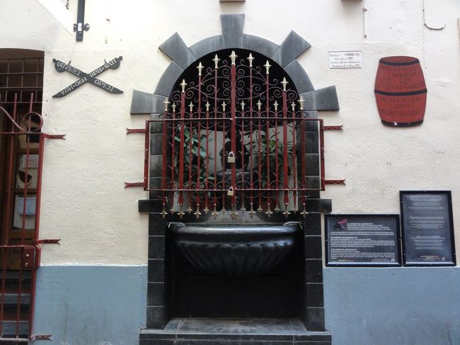 「小便少女」　です。<br /><br /><br />「グラン・プラス」　から　「５分」　程の場所です。<br /><br />