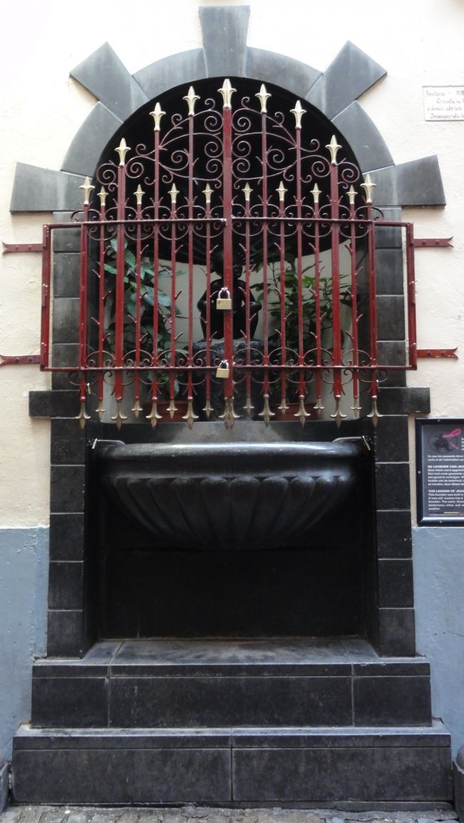 高さ　「約５０ｃｍ」　です。<br /><br /><br />「石灰石」　でできてます。