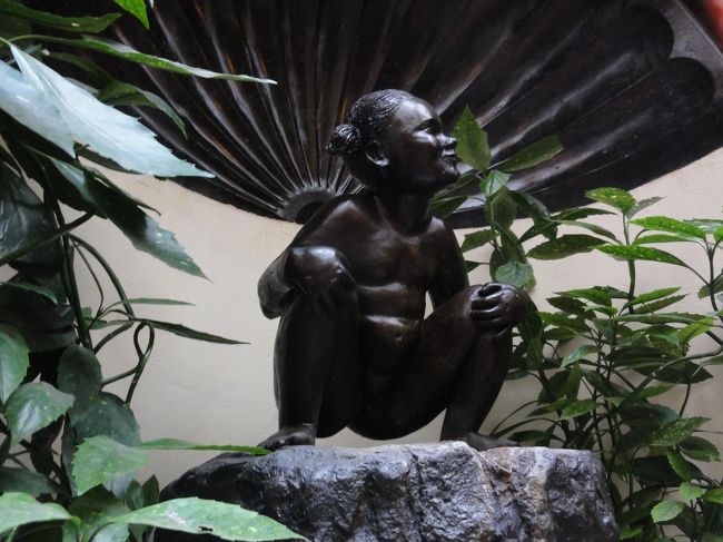 彫刻家の　「ドニ＝アドリアン・デボヴリ」　よって　「１９８５年」　に完成。<br /><br /><br />「知名度」　は低くく人気がありません。