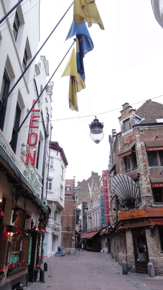 「ブシェール通り」　を通って　「グラン・プラス」　に戻ります。<br /><br /><br />写真の左は　「レオン」　です。