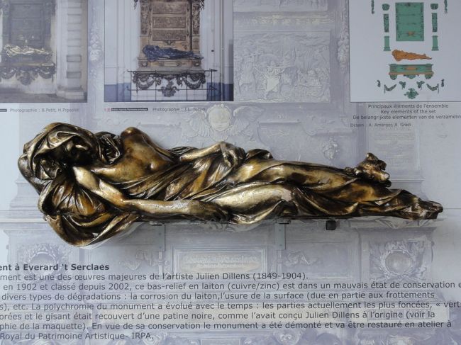 「セルクラースの像」　は　「星の家」　の下にあり、<br /><br /><br />この像に触れると　「幸せ」　をもたらしてくれるそうです。