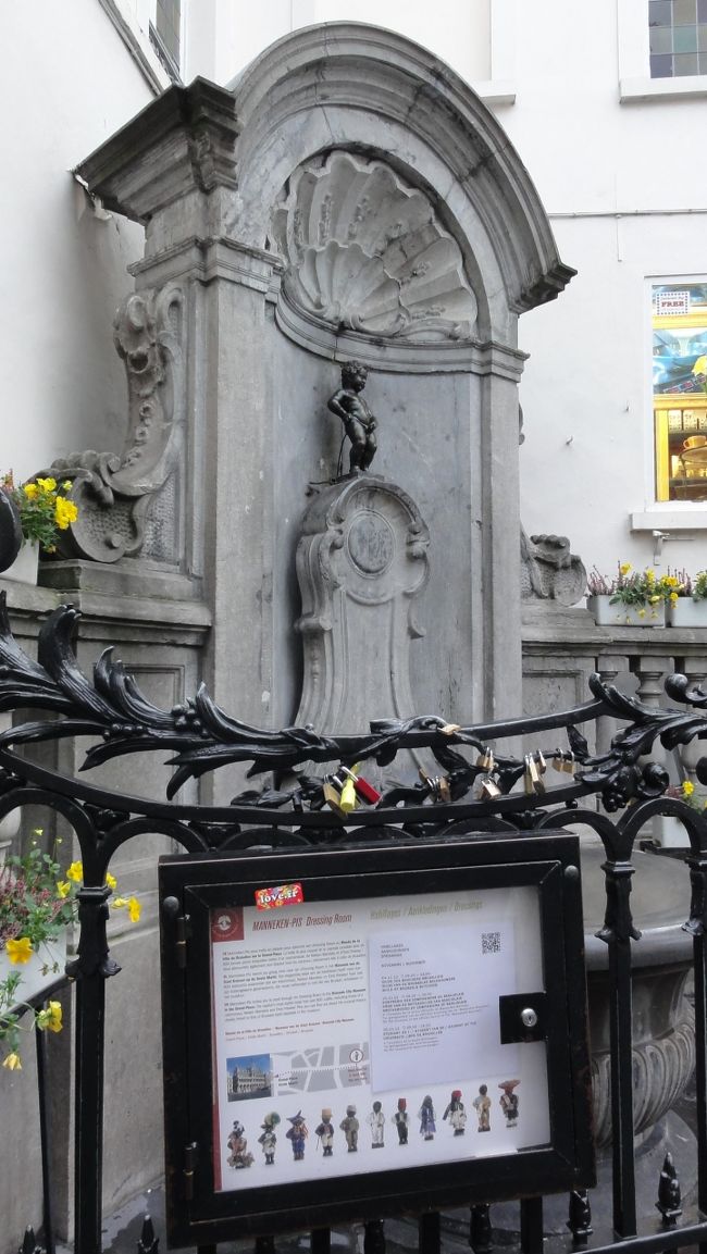 由来は諸説ある。<br /><br /><br />一つは、ブラバント公ゴドフロワ２世に関する説。１１４２年、当時２歳のゴドフロワ２世率いる軍は、グリムベルゲンでの戦いの際、戦場の兵士を鼓舞するため、ゆりかごに幼い支配者を入れて木に吊るした。 そこから公は敵軍に向かって小便をし、味方軍を勝利に導いたという。<br /> <br />一つは、侵略者が城壁を爆破しようとしかけた爆弾の導火線を小便をかけて消し、町を救った少年がいたという武勇伝説。この少年の名はジュリアンといい、小便小僧の愛称「ジュリアン坊や」はここに由来するといわれている。<br /><br /><br />（ウィキペディア）<br />